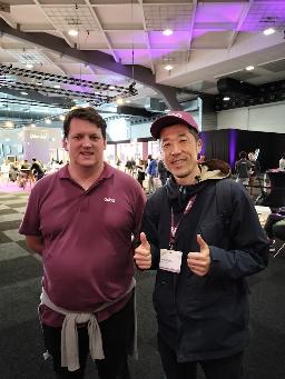 Odoo Experienceの会場で、Fabienさんと並んでサムズアップする筆者
