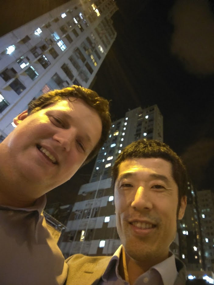 夜の香港の街中で、ファビエン・ピンカースと筆者が並んで写った写真