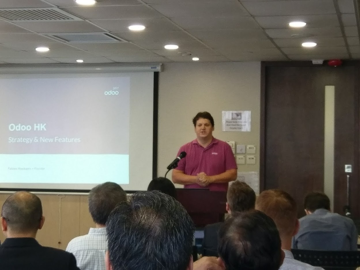 香港のイベントで「Odoo HK - Strategy & New Features」を講演するファビエン・ピンカース