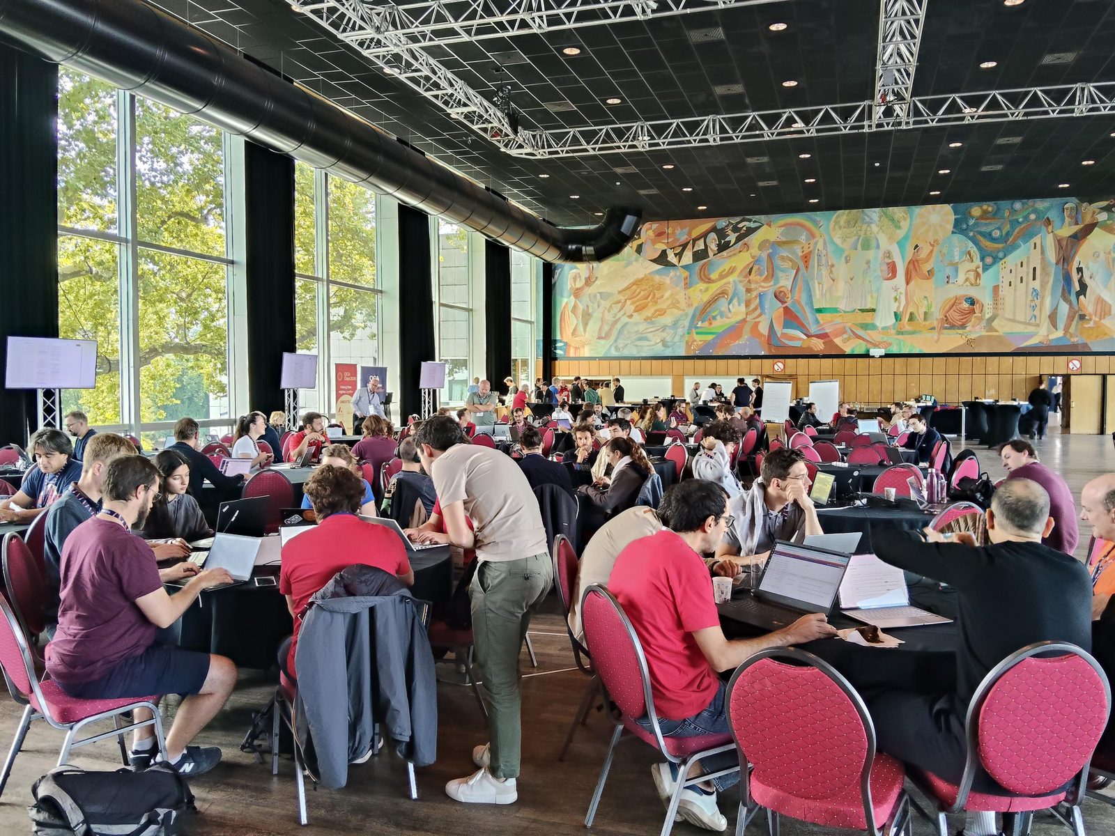 OCA DaysのCode Sprint会場で開発するエンジニアたち